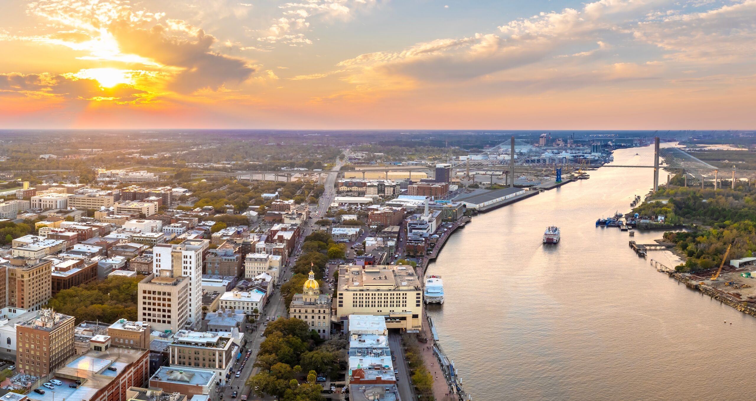 Savannah,,Georgia.,Famous,Historic,River,Street,With,Waterfront,Tourist,Attractions.